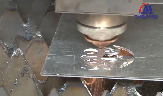 Fiber laser cutting machine cuts thick sheet metal